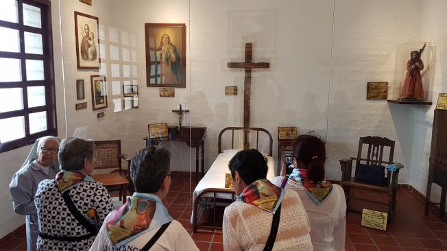 Los visitantes son atendidos por las Lauritas, religiosas que continúan con su misión.