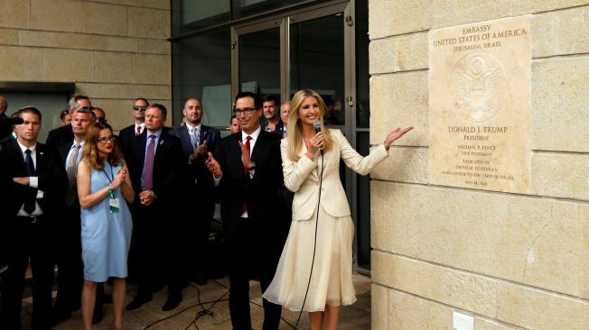 Ivanka Trump en compañía del secretario del Tesoro, Steven Mnuchin, durante la ceremonia de inauguración de la embajada de Estados Unidos en Jerusalén.