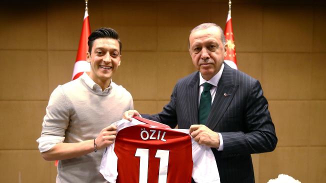 Mesut Ozil entregó su camiseta al presidente de Turquía.