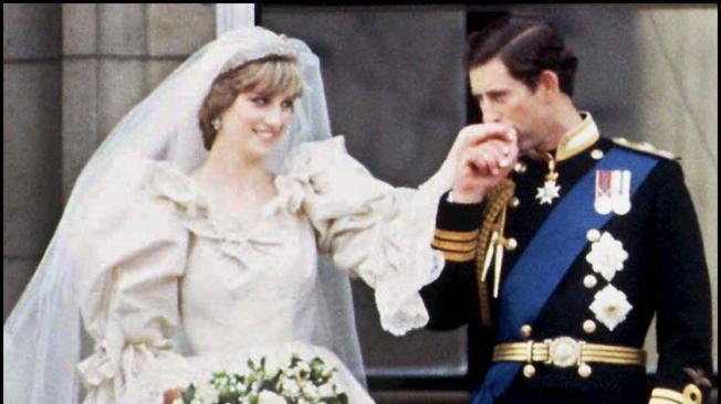 En el matrimonio entre el príncipe Carlos y la princesa Diana, Lady Di llevó un vestido con un corte de escote en V y mangas abultadas diseñado por David y Elizabeth Emanuel.
El vestido era de seda color marfil y tenía cerca de 10.000 perlas incrustadas y larga cola que alcanzaba los 25 metros.