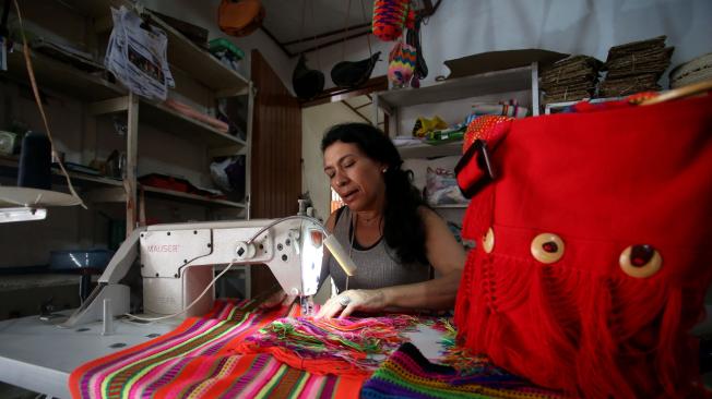 Beatriz Ardila, una mujer sanjacintera que tiene su negocio de artesanías de hilo, como mochilas y hamacas.