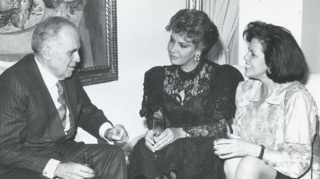 Carlos Ardila Lulle en compañía de Margarita Vidal y Clara Teresa de Arbeláez, durante una cena en honor del empresario.