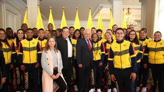 Deportistas y dirigentes en la Casa de Nariño en la entrega de la bandera del presidente, Juan Manuel Santos, a los deportistas que irán a Juegos Suramericanos.