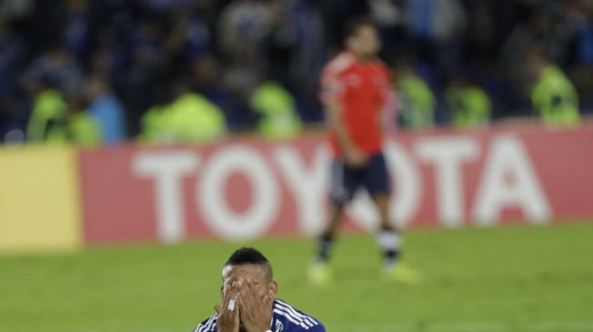El lamento de Ayron del Valle, que se fue en blanco en el partido entre Millonarios e Independiente.