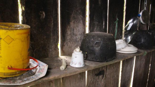 Las ollas y utensilios de cocina que dejó la familia Pencue antes de su desplazamiento aún permanecen en el lugar.