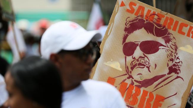 Santrich sigue recluido en una casa del Episcopado, en el centro de Bogotá. Este sábado suspendió “temporalmente” su huelga de hambre.