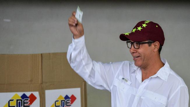 El candidato Henri Falcon muestra su voto en Barquisimeto.
