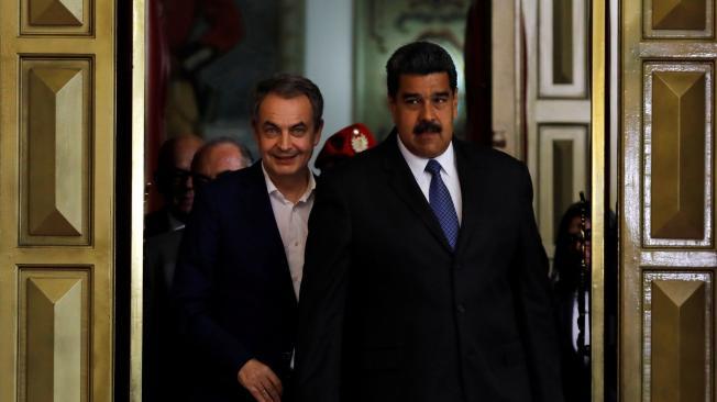 El expresidente de España José Luis Rodríguez Zapatero, fue abucheado por una multitud tras visitar un centro de votación en Caracas.