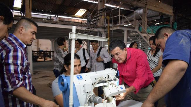 El empresario de calzado Rómulo Marín, dice que la inclusión de estas personas hace parte de las políticas de responsabilidad social de su empresa.