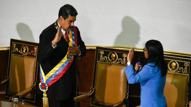 El presidente venezolano, Nicolás Maduro (i.), prestó juramento ante la presidenta de la Asamblea Nacional Constituyente, Delcy Rodríguez.