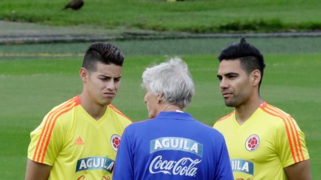 Falcao garcía, james Rodríguez y el DT, José Pékerman, en la práctica de Colombia.