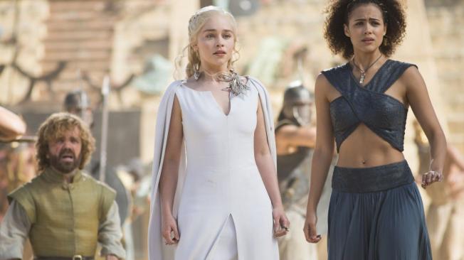 Nathalie Emmanuel (derecha) interpreta a Missandei una de las colaboradoras más cercanas de la reina de los dragones Daenerys Targaryen,