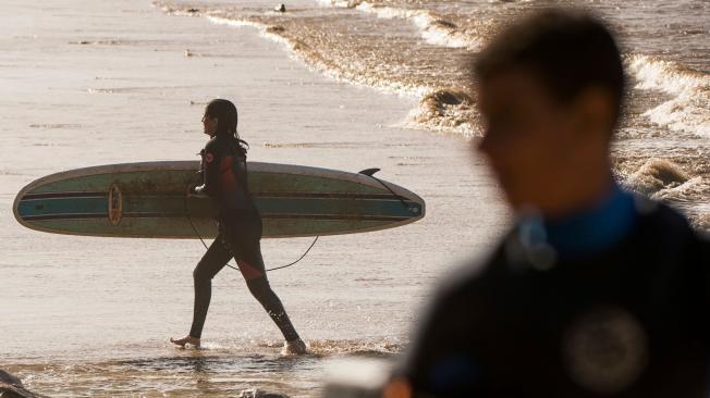 La playa de Rabat es uno de los sitios preferidos por las surfistas de Marruecos.