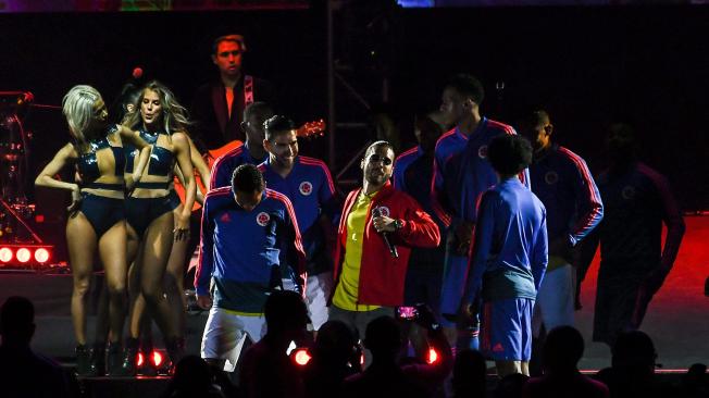 El cierre del evento estuvo a cargo de Maluma, quien cantó algunos de sus éxitos como "Corazón" y "El préstamo" acompañado en el escenario por los futbolistas, quienes vieron desde ahí como se cerró su estancia en el país con un espectáculo de juegos pirotécnicos.