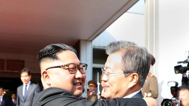 El presidente surcoreano, Moon Jae-in, (der) se reunió este sábado con el líder norcoreano, Kim Jong Un (izq).