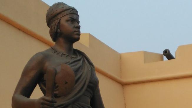 La reina Njinga es reconocida en la Angola actual a través de estudios y estatuas presentes en puntos emblemáticos como la Fortaleza de São Miguel, en Luanda.