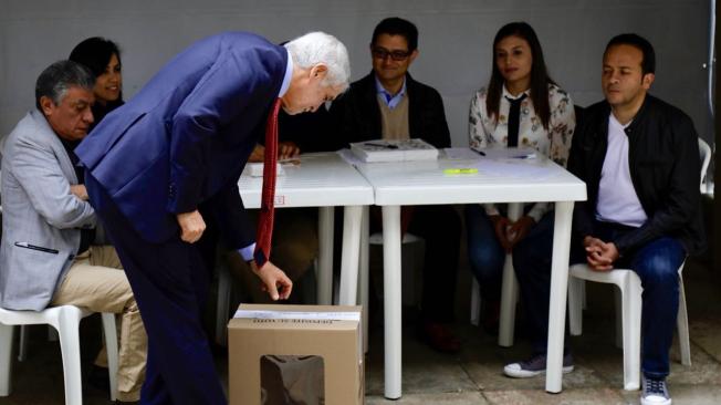 El alcalde de Bogotá, Enrique Peñalosa también depositó su voto.