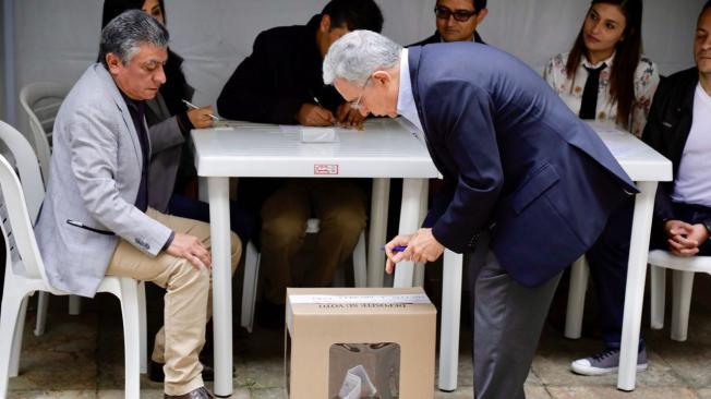 El expresidente Álvaro Uribe votando en la mesa #1.