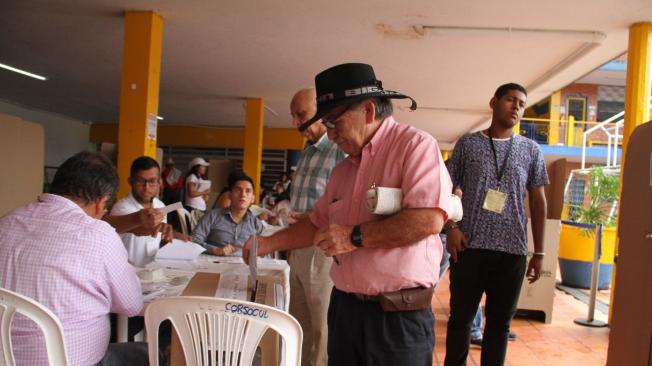 Colombianos van llegando a los puestos de votación en la capital de Meta para ejercer su derecho al voto.