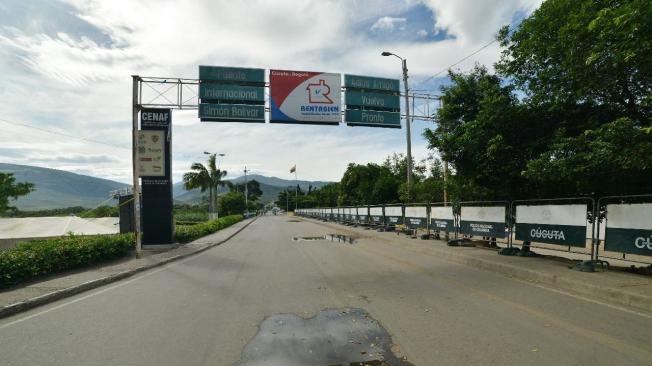 Agentes de la Guardia Nacional de Venezuela y de Policía Nacional de Colombia garantizan la seguridad en la frontera.