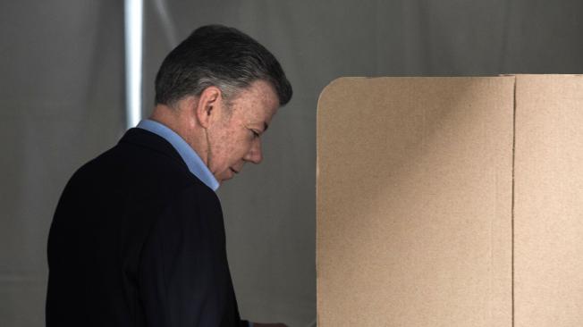 El presidente Juan Manuel Santos cumplió con su voto en la mañana de este domingo.