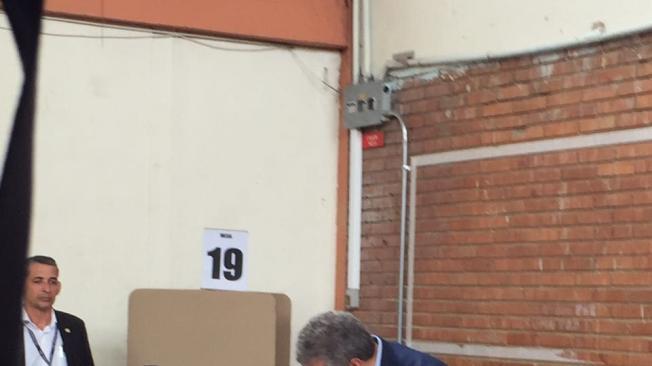 El candidato del Centro Democrático, Iván Duque votó a las 11: 27 de la mañana en la mesa 19 del Instituto Pedagógico Nacional.