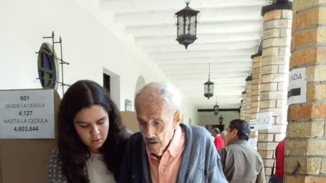 Julio Arboleda, a sus 96 años, ejerció su derecho al voto en un puesto de votación en Popayán. ¡No hay excusas para no ir a votar!