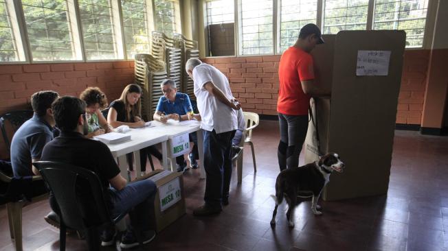 El 98,3 por ciento de los votos en Antioquia fueron válidos (2.575.484), 32.510 fueron nulos y 9.664 tarjetones no fueron marcados.