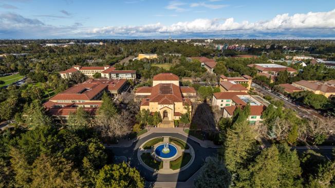 El tercer lugar lo ocupa la Universidad de Stanford, que está ubicada en Silicon Valley, en Estados Unidos. Entre sus exalumnos se incluyen 17 astronautas y 18 ganadores del Premio Turing.