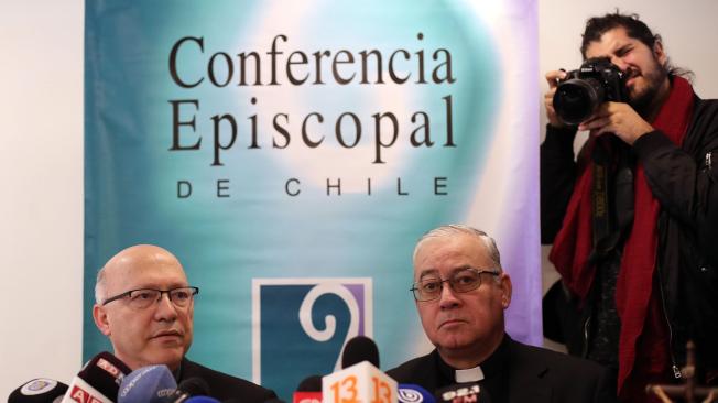 El vocero de la Conferencia Episcopal, Fernando Ramos (i), y el obispo de San Bernardo, Juan Ignacio González (d), hablan ante medios de comunicación en Santiago (Chile).