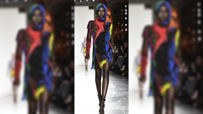 Akech desfila para la firma Versace en la Semana de la moda de Milán Otoño/invierno 2018/2019.
