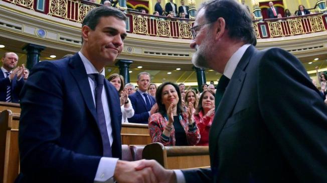 El nuevo presidente Pedro Sánchez saluda a su antecesor en el cargo, Mariano Rajoy.