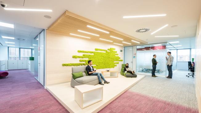 En las oficinas, la gente busca espacios dónde hacerlas a gusto. En la foto, sede de Roche en Madrid (España).