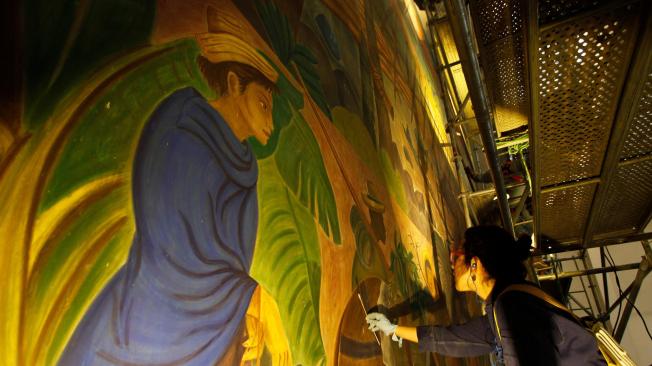 Ambos murales en la antigua sede de Ferricarriles Nacionales fueron restaurados por el maestro Gilberto Buitrago Sandoval y un equipo de seis colaboradores.