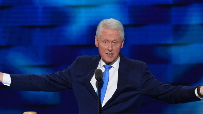 Clinton presentó su primera novela: 'El presidente ha desaparecido'.