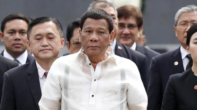 Duterte terminó su visita a Corea del Sur de forma polémica al besar a una inmigrante filipina.