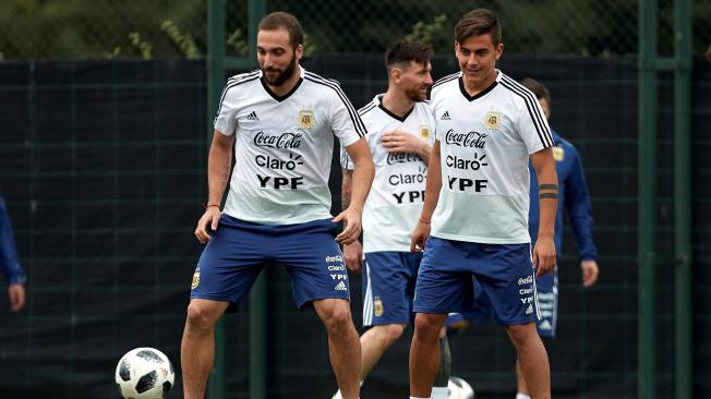 El delantero de la selección de Argentina, Gonzalo Higuaín (i), junto con Paulo Dybala (d) durante una sesión de entrenamiento en Barcelona (España).