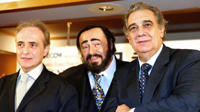 Los tres tenores posan para los fotógrafos tres días antes de la final del Mundial de Futbol de Japón -Corea. Jose Carreras, Luciano Pavarotti y Plácido Domingo amenizaron la gala en la final.