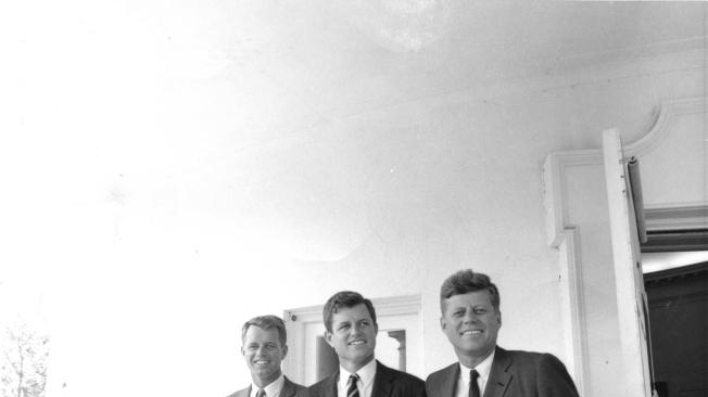 Los hermanos Kennedy: Robert (i.), Edward (c.) y John Fitzgerald, en la Casa Blanca, tres meses antes del asesinato de JFK.