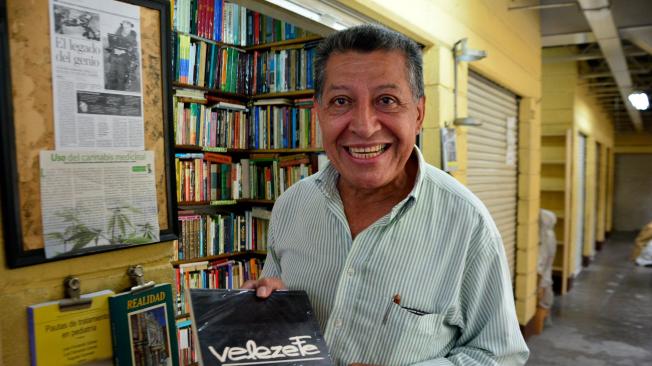 Darío Úsuga lleva 55 años vinculado a los libros. Trabajó en la librería Continental, considerada en su momento la más importante de la ciudad.