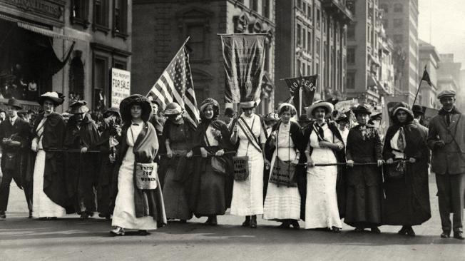 Elizabeth Arden les entregó lápices labiales a las sufragistas mientras marchaban por la Quinta Avenida en Nueva York, en 1912.