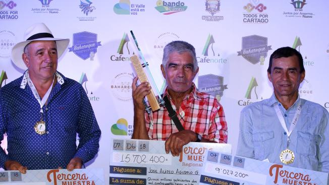José Arbeiro Orozco, de El Cairo, tercer puesto en la Muestra Regional; José Alipio Agudelo, primer puesto, de El Águila, y Luis Alfonso Rincón, segundo puesto, de Versalles.