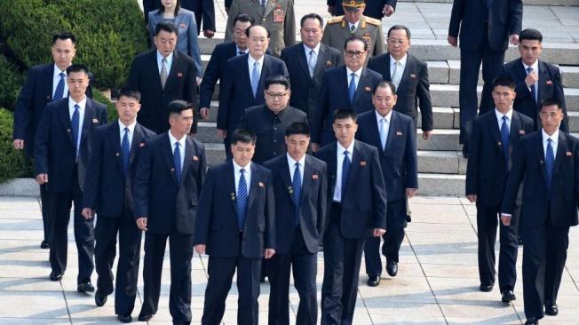 Protegido dentro del círculo, camina Kim Jong-un
