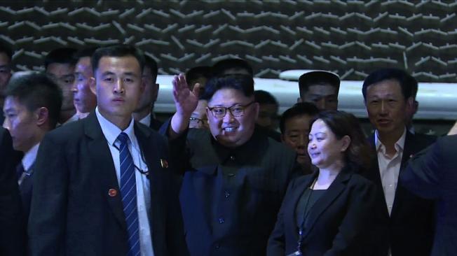Kim Jong-Un saludó a los camarógrafos que siguieron su paseo nocturno y alas personas que se reunieron a verlo.