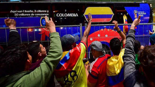 Aficionados saludan a la Selección Colombia.