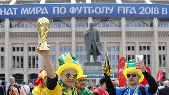 Cientos de fanáticos se agolpan a las afueras del Estadio Olímpico Luzhniki a la espera de la inauguración del Mundial Rusia 2018.