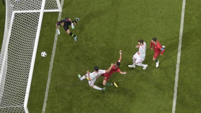 En el minuto 55 el delantero español Diego Costa marcó un gol  y empató el partido a 2- 2.