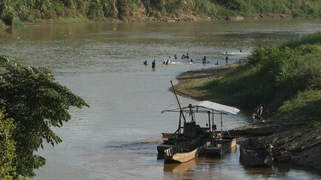 El río Cauca a su paso por Juanchito. Cali sufre mucho por su contaminación,lo que le genera cortes en el servicio de agua potable.