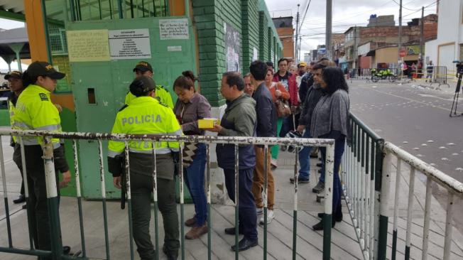 En el puesto de votación del barrio Asunción (Puente Aranda, Bogotá) hay 23 mesas de votación, cada una para 390 personas. En la No. 1 votará el candidato Gustavo Petro. Se espera que llegue a este punto entre las 10 y las 11 de la mañana.