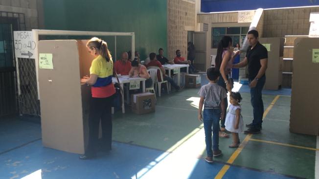 Así transcurre la jornada electoral en el puesto de votación del Colegio Hebreo Norte, en Barranquilla. Hay 40 mesas disponibles,9.300 personas ejercerán su derecho en este lugar. Fotos: Andrés Artuz